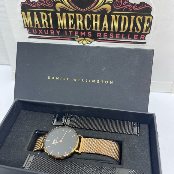 Daniel Wellington Women Watch with extra link.